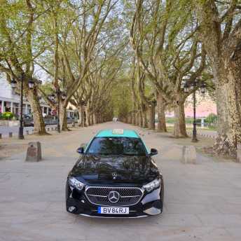 Táxi na avenida dos plátanos em Ponte de Lima